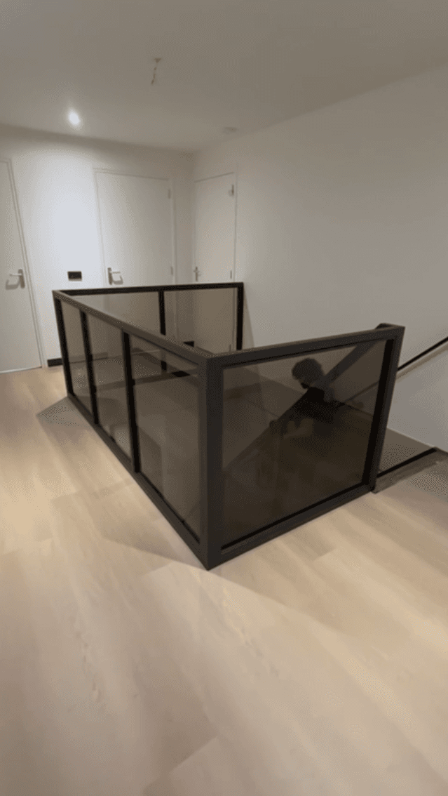 Totaalconcept in staal: Vide-balustrade en bijpassende binnenpui met brons glas