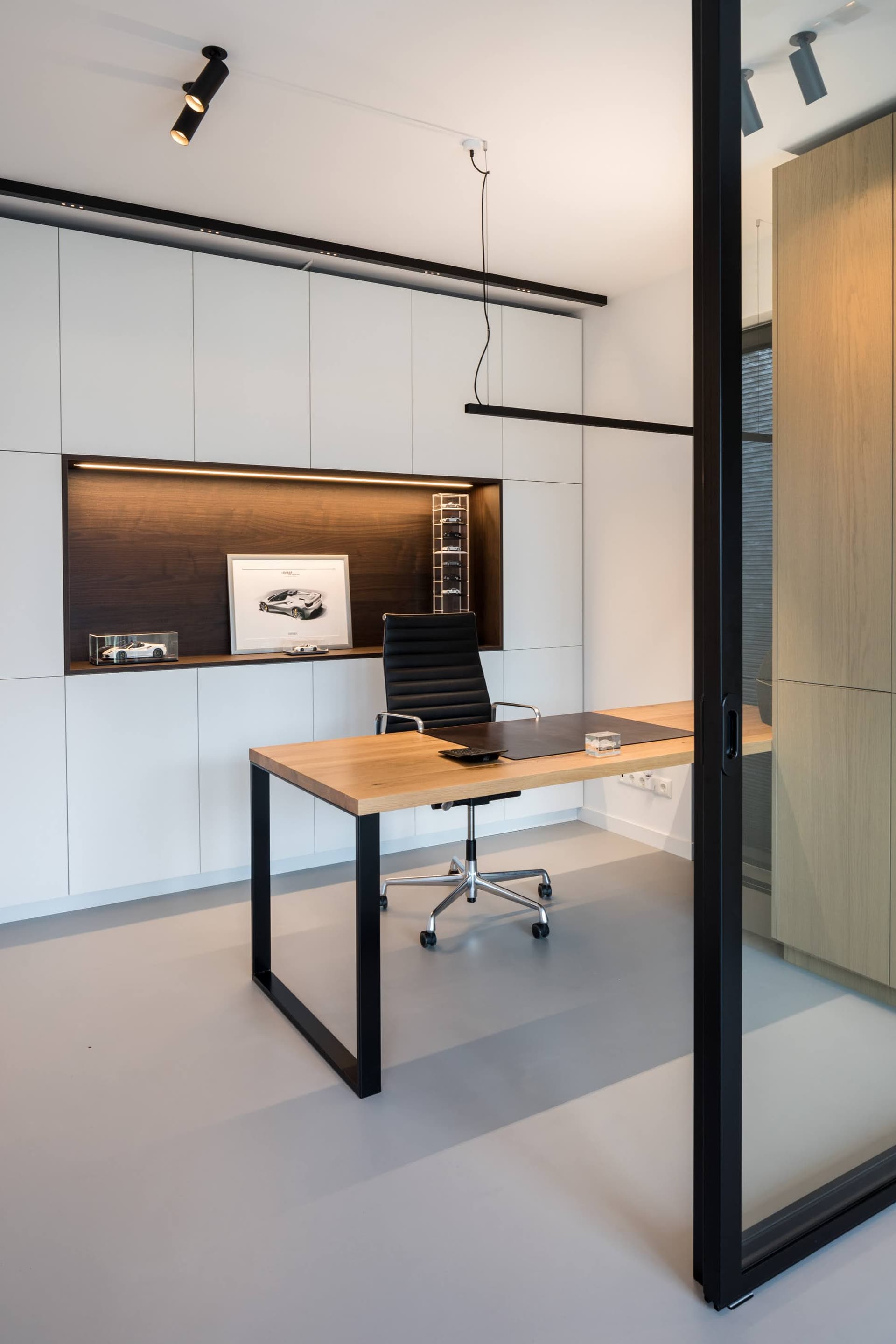 Bureau met een zwart stalen onderstel, gemaakt door de StaalZaak.