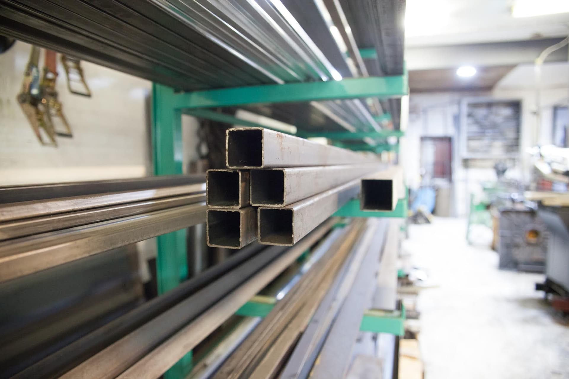 Stalen kokerprofielen op het materiaalrek in de werkplaats van de StaalZaak.