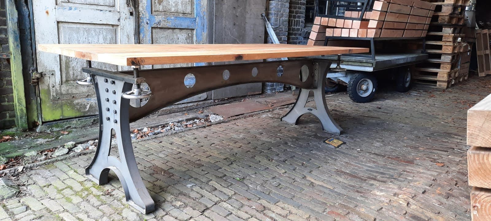 Stalen tafelonderstel met boogligger