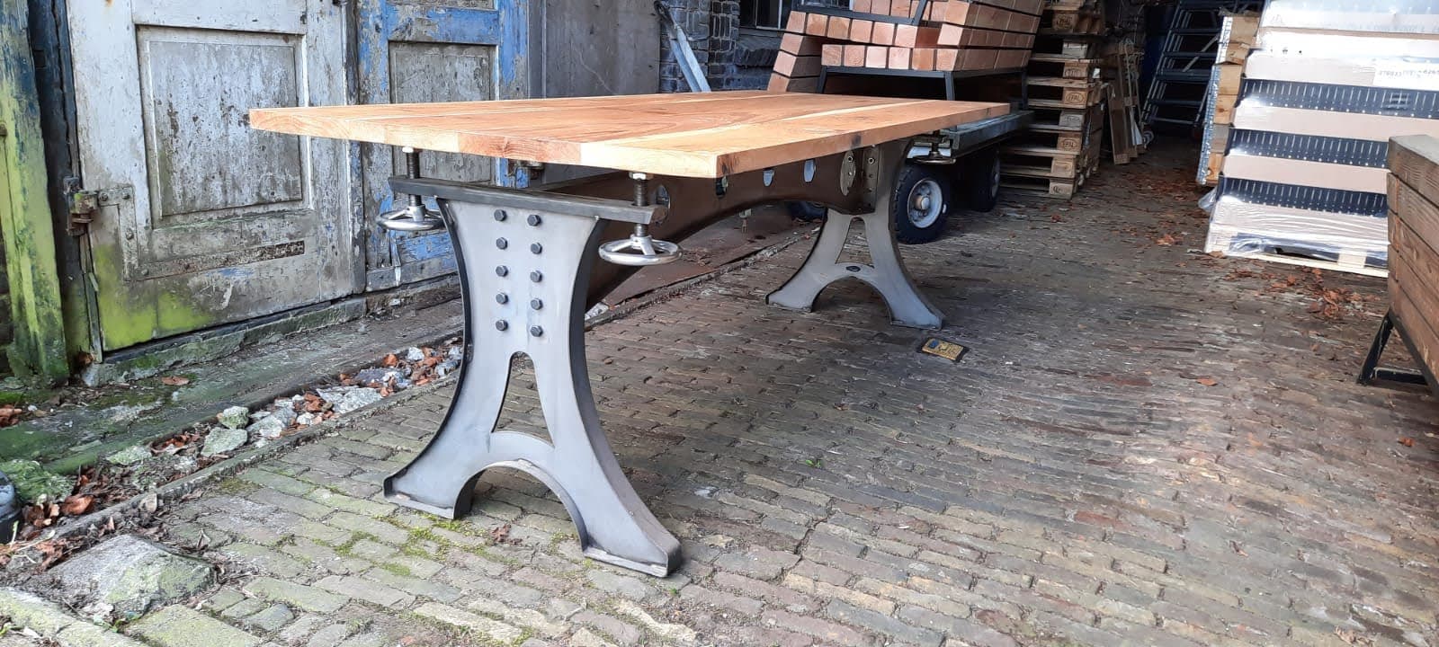 Stalen tafelonderstel met boogligger