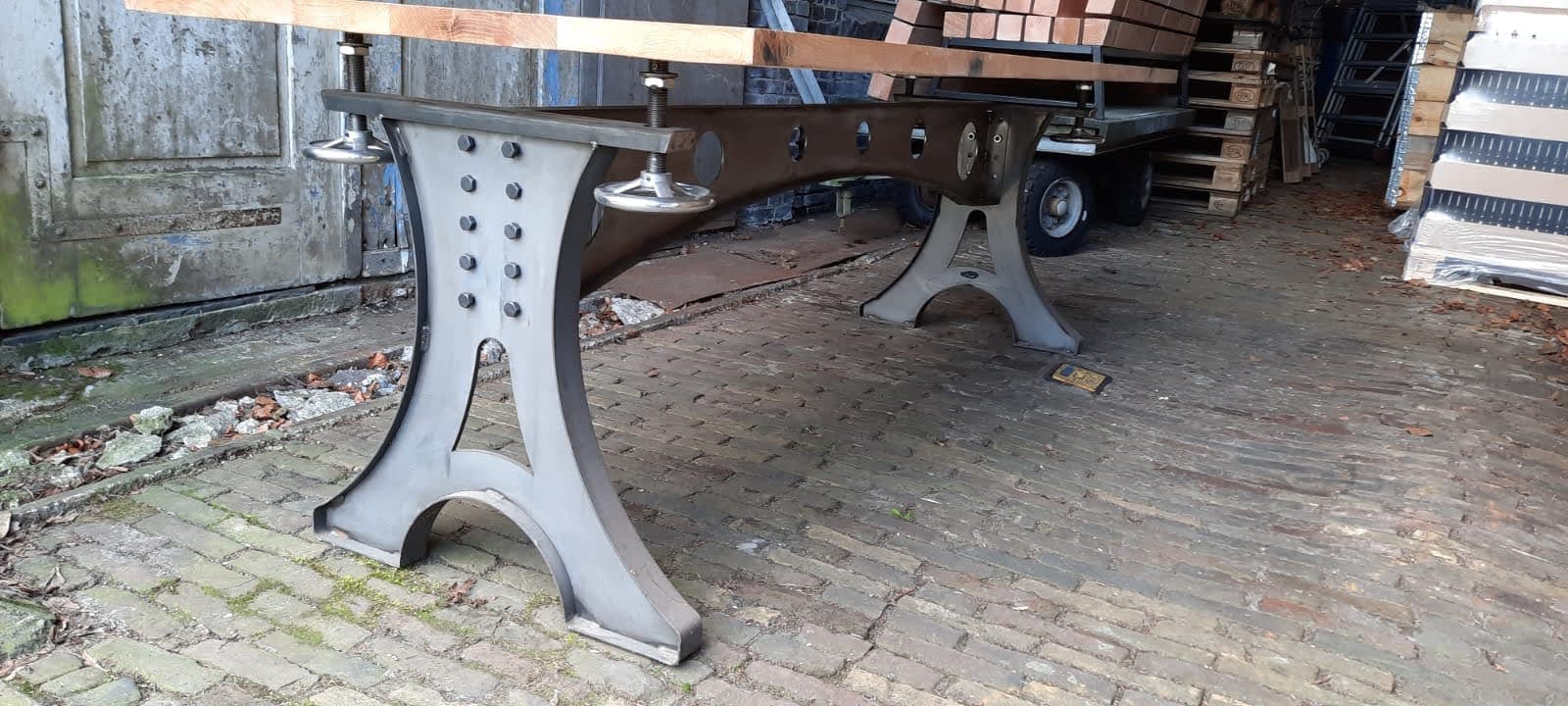 Stalen tafelonderstel met boogligger