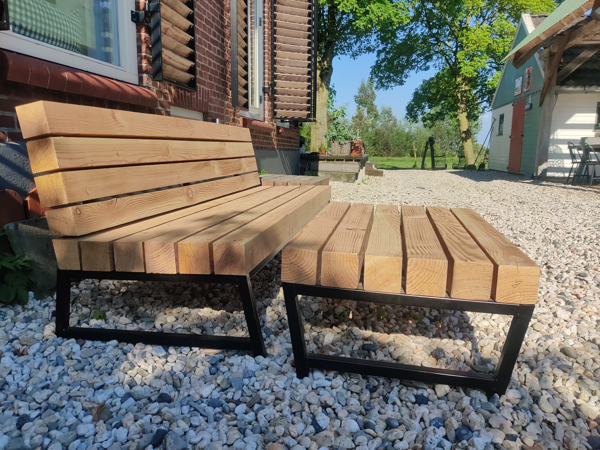 Tuinbank met bijpassende tafel