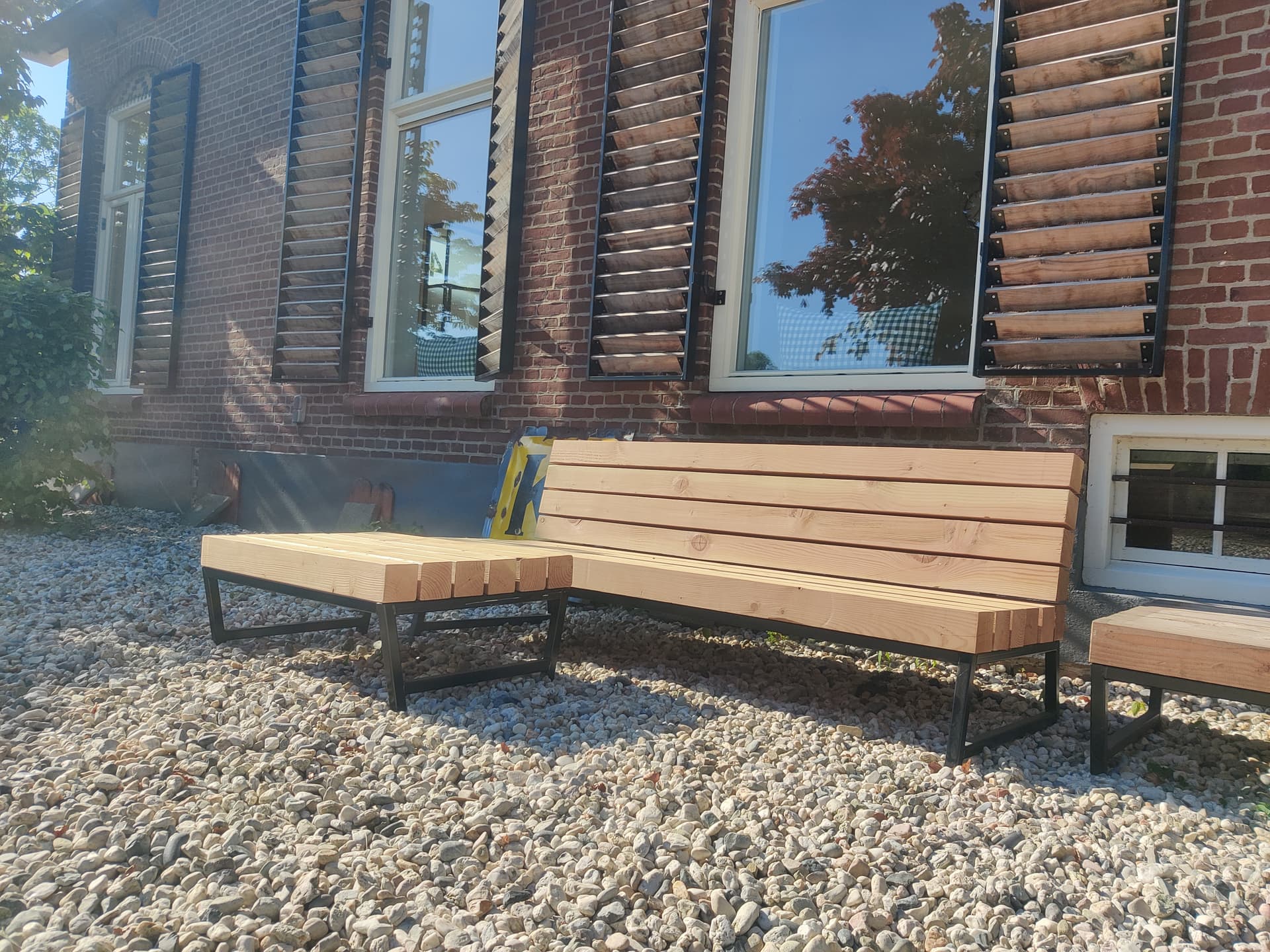 Tuinbank met bijpassende tafel
