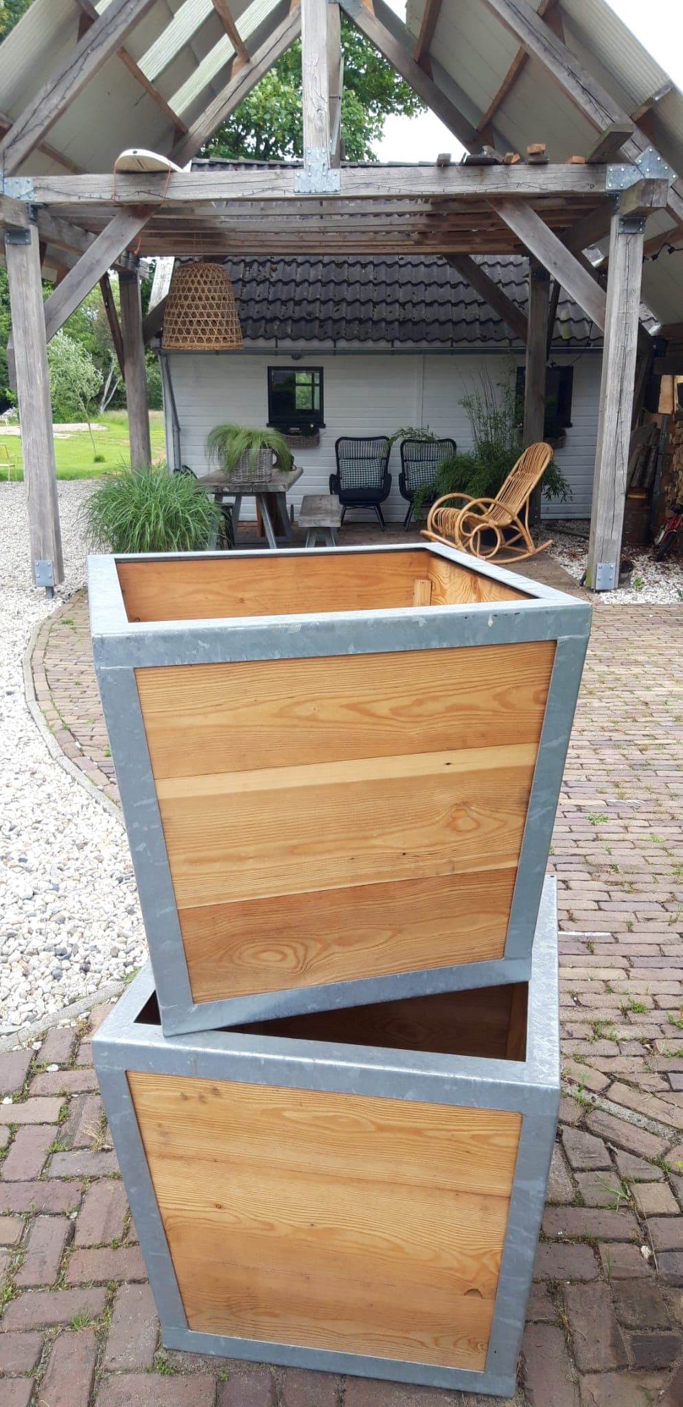 Plantenbakken van staal en hout