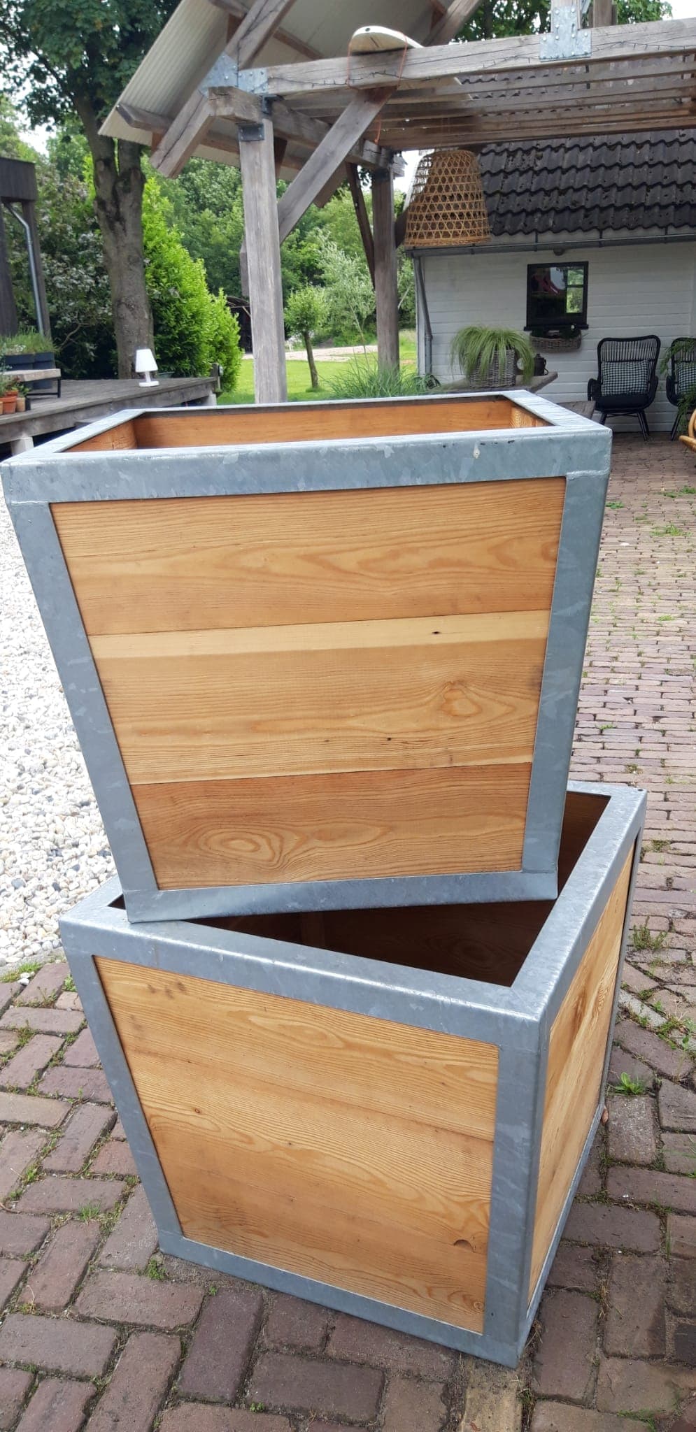 Plantenbakken van staal en hout