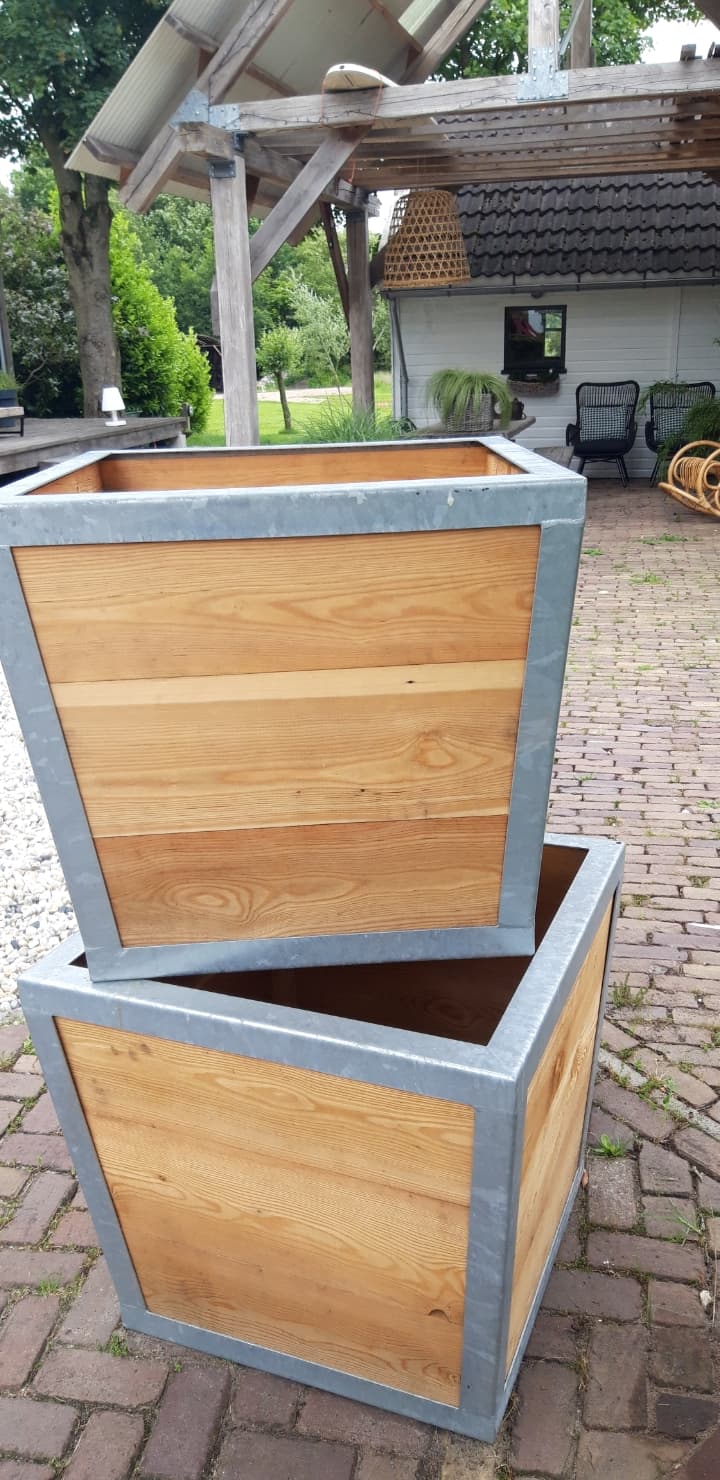 Plantenbakken van staal en hout