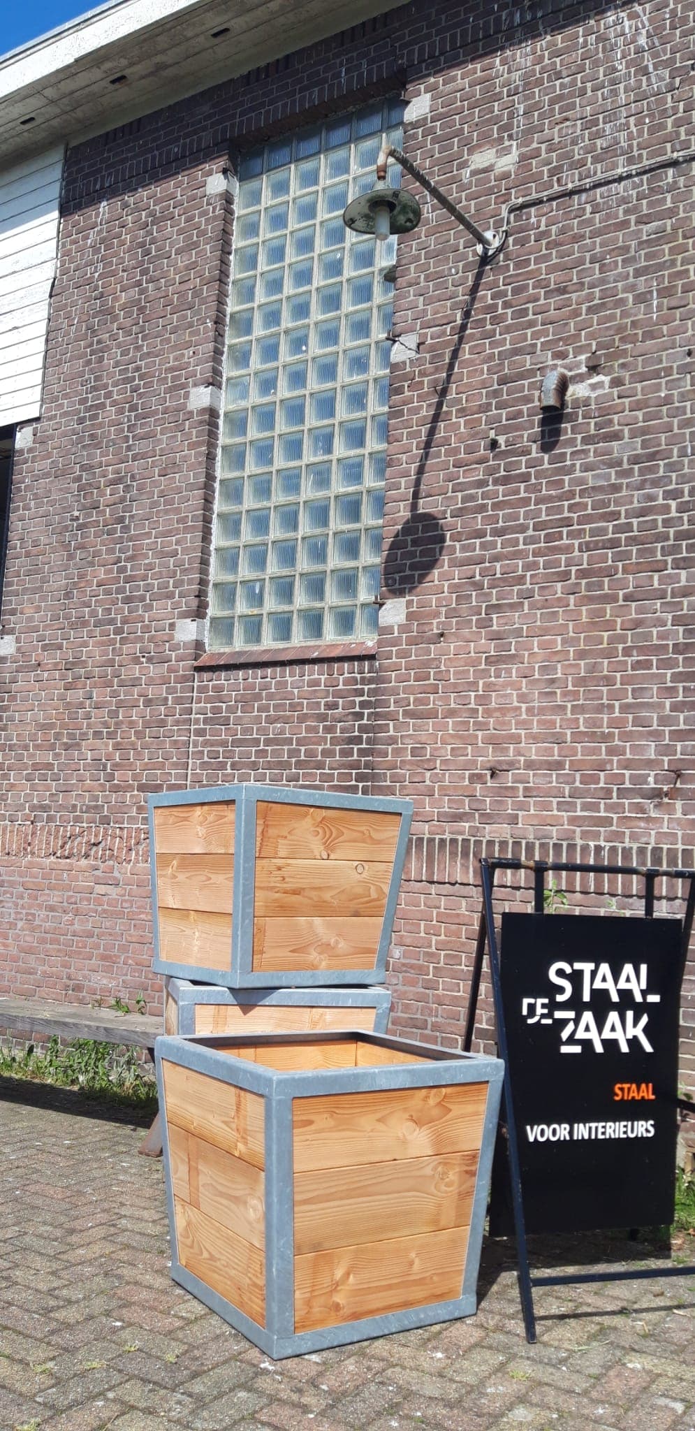 Plantenbakken van staal en hout