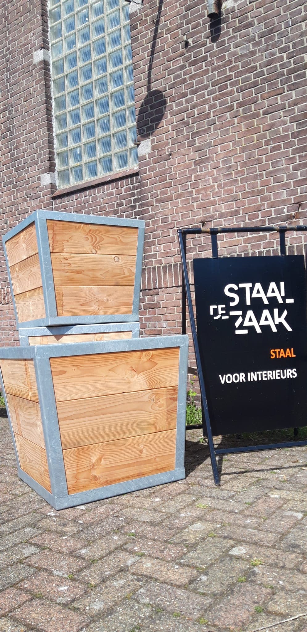 Plantenbakken van staal en hout