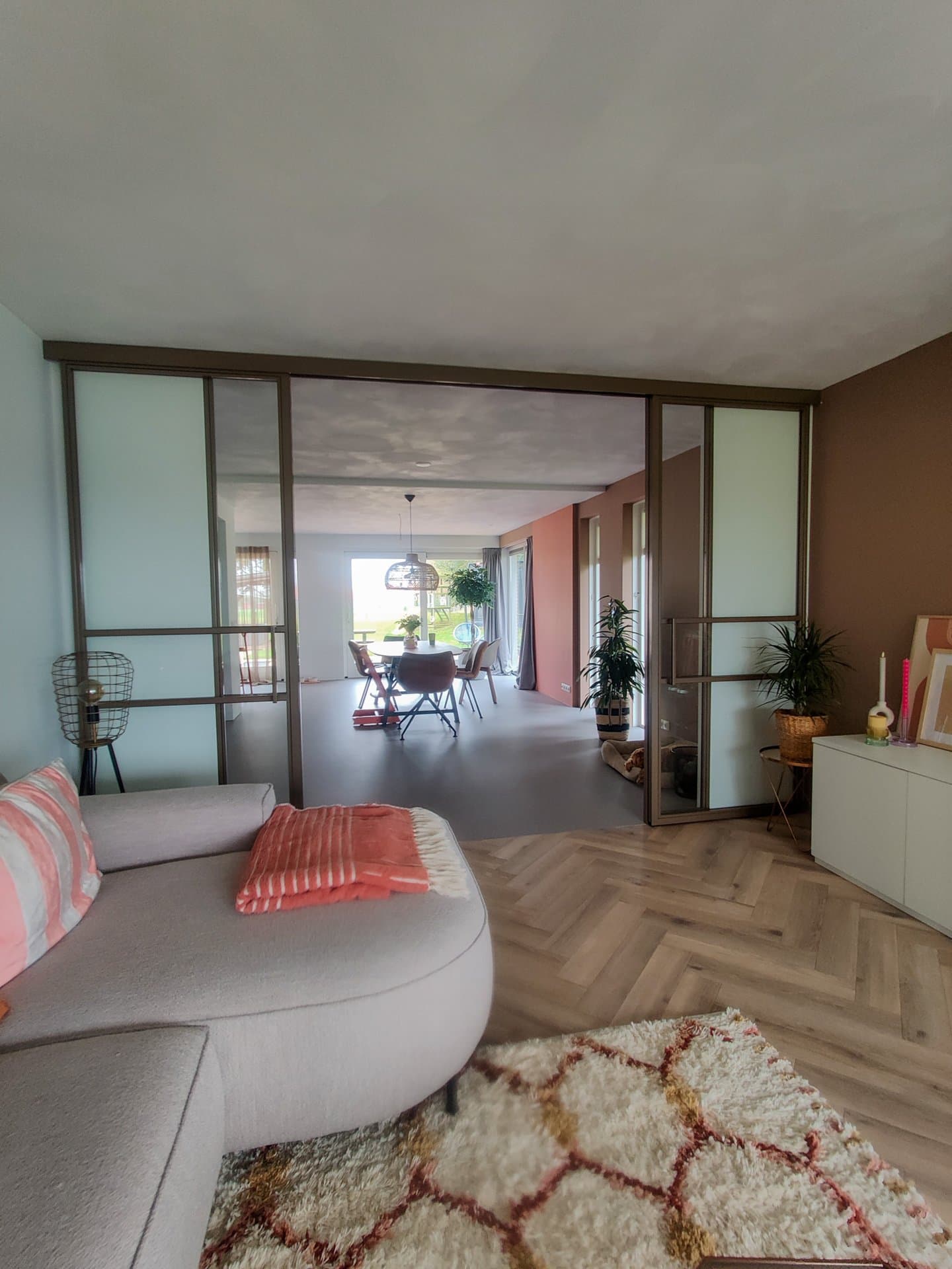 Interieur met een stalen schuifwand van de StaalZaak, gezien vanuit de woonkamer.