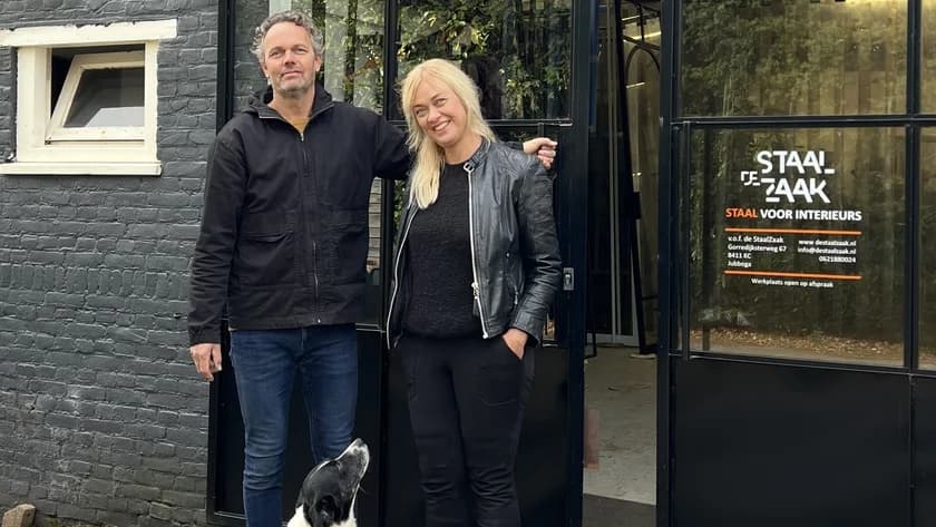 Het team van de StaalZaak voor de ingang van de werkplaats in Jubbega.