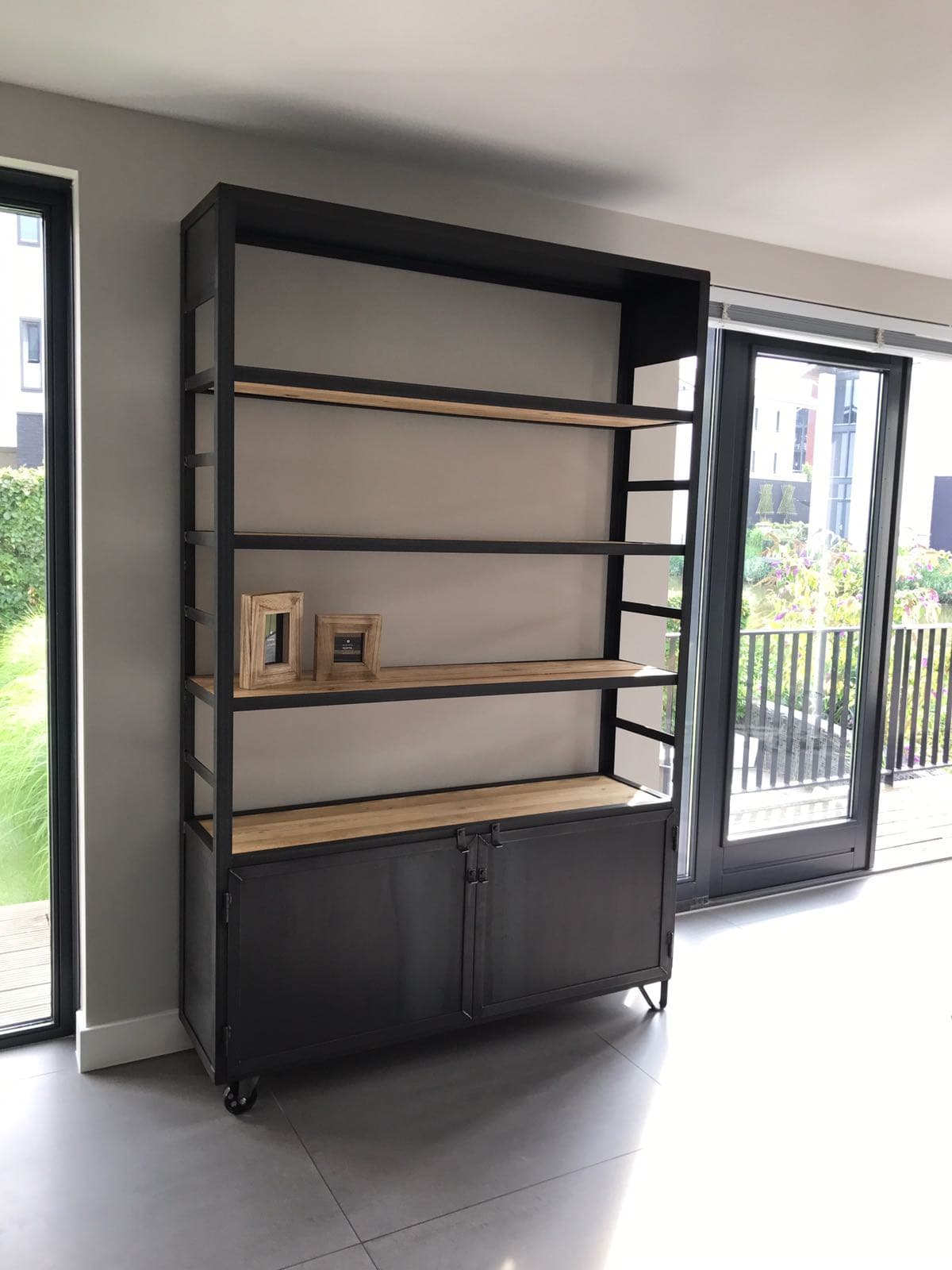 Kast No.15, staal en hout