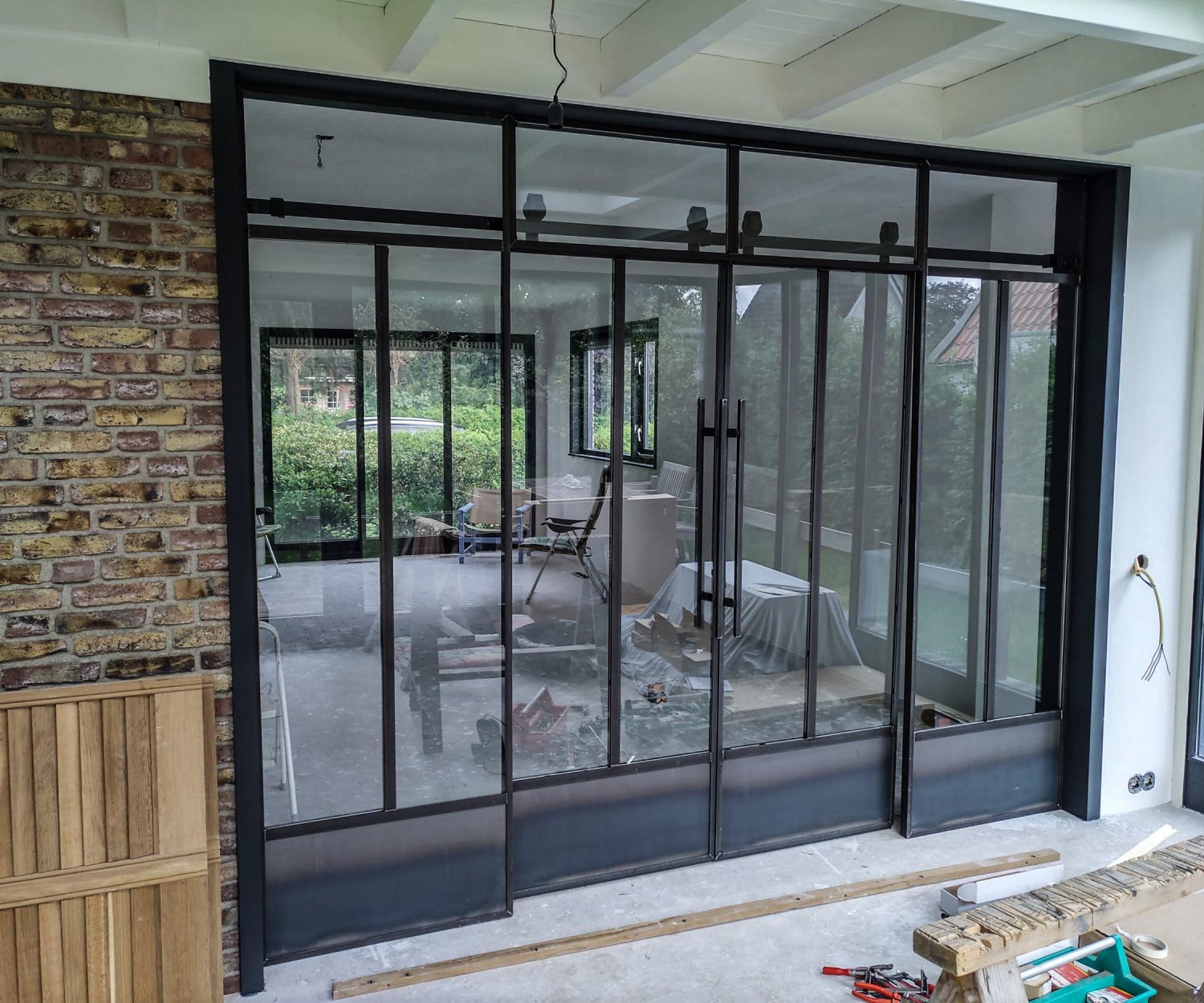 stalen pui met dubbele deur glas en staal