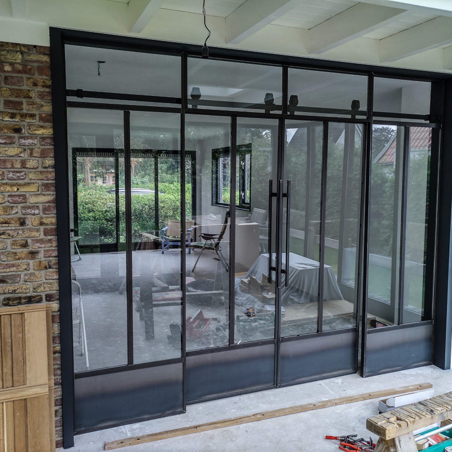 stalen pui met dubbele deur glas en staal