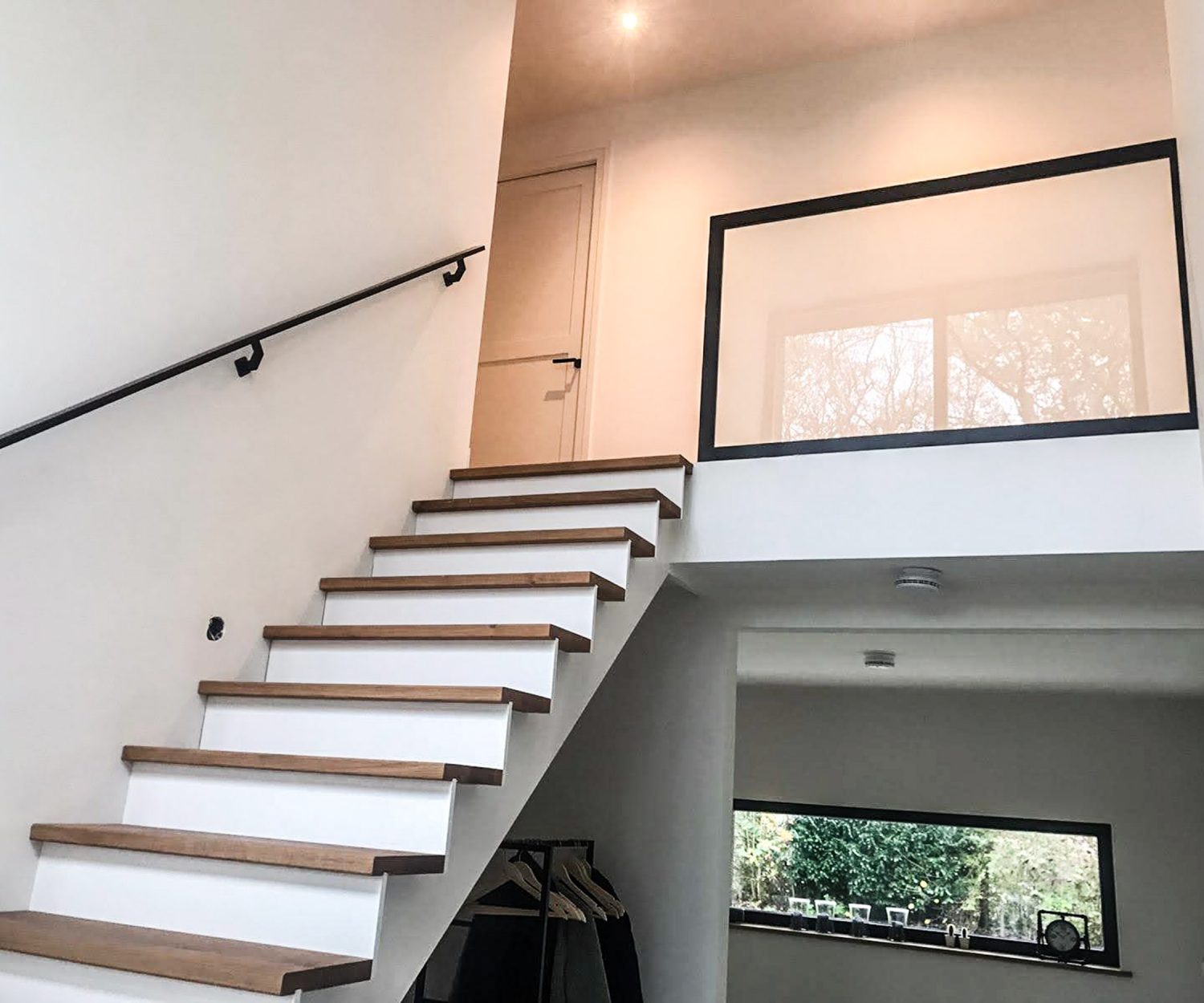 stalen trapleuning en balustrade met glas