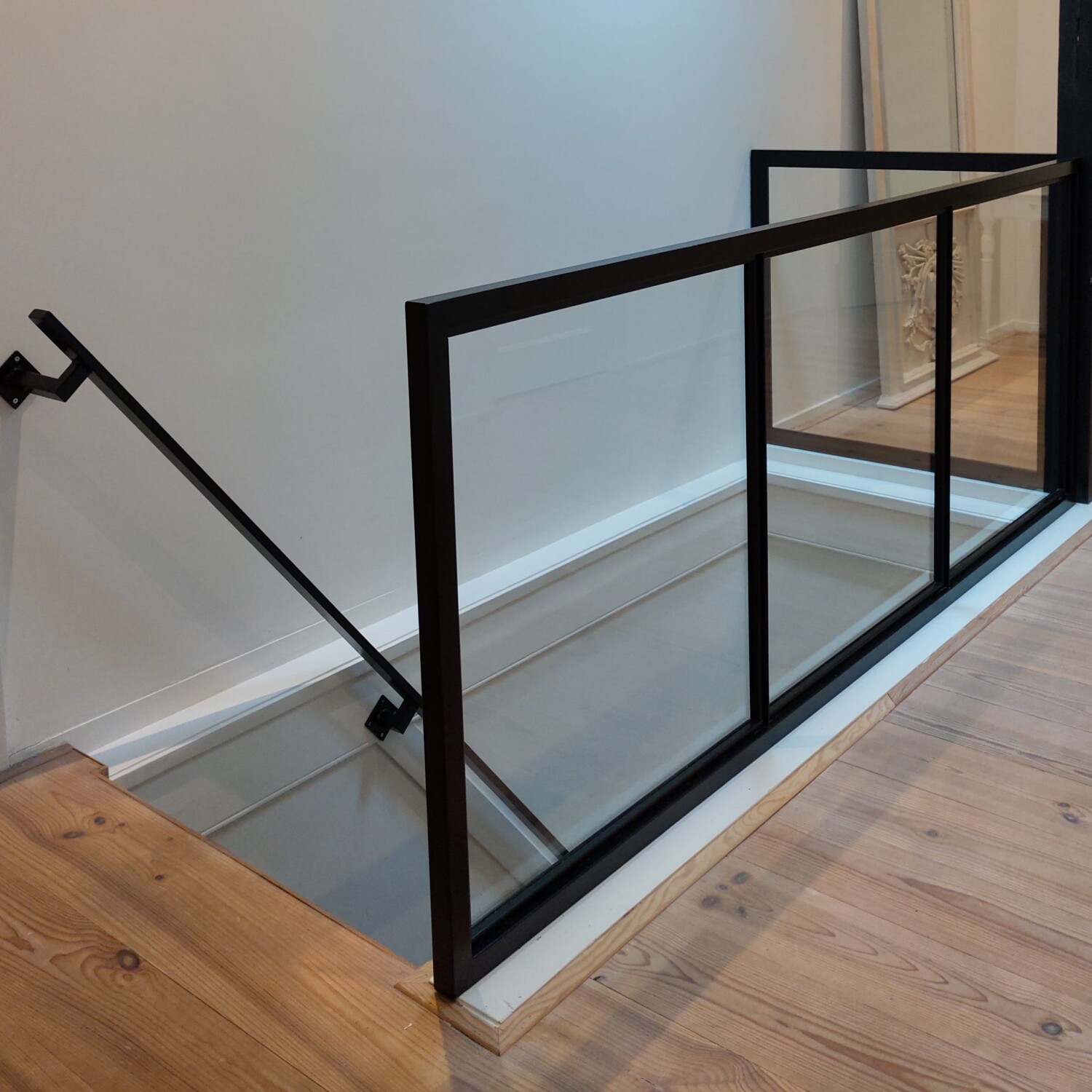 stalen balustrade en trapleuning in nieuw huis