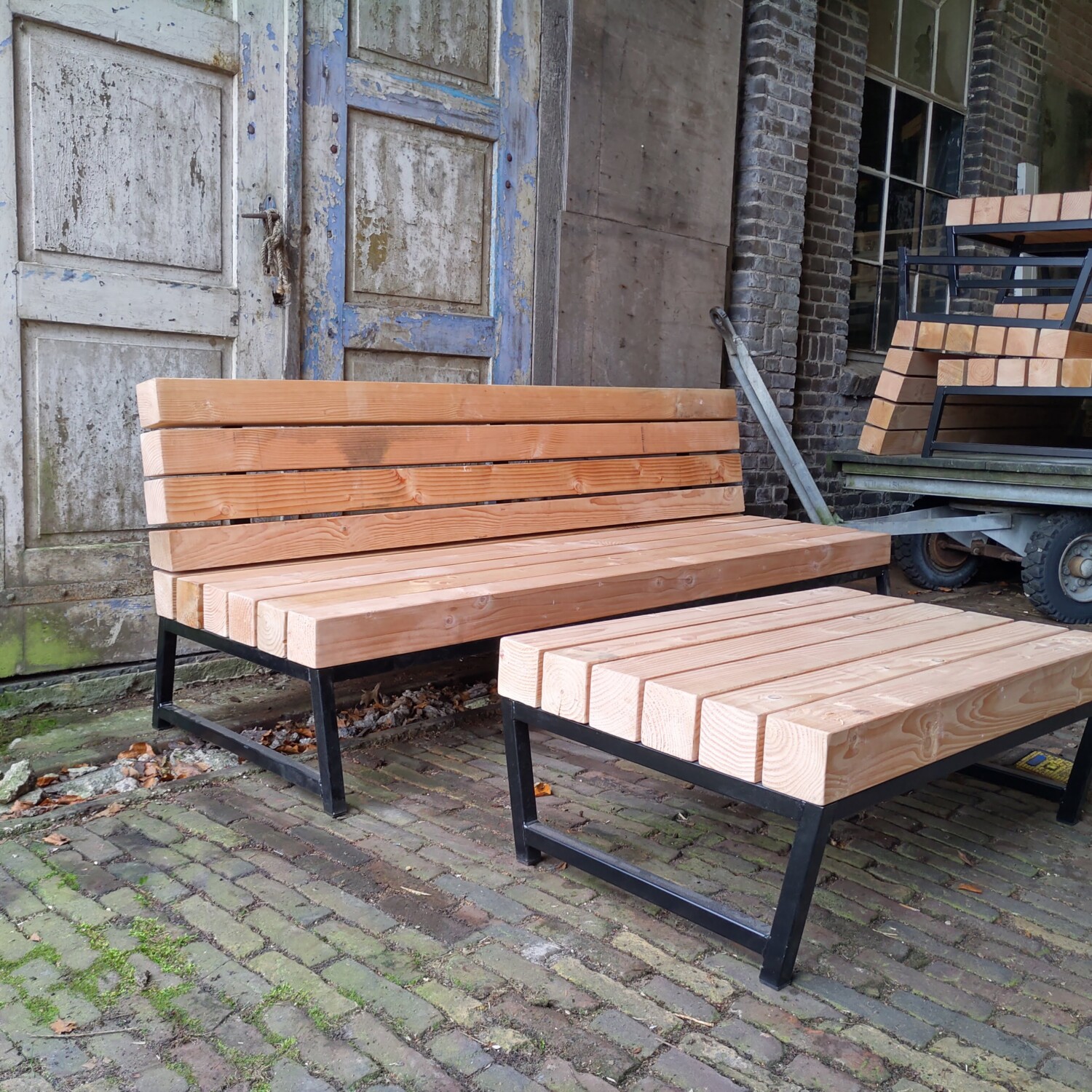 tuinbak met bijpassende tafel van staal en hout