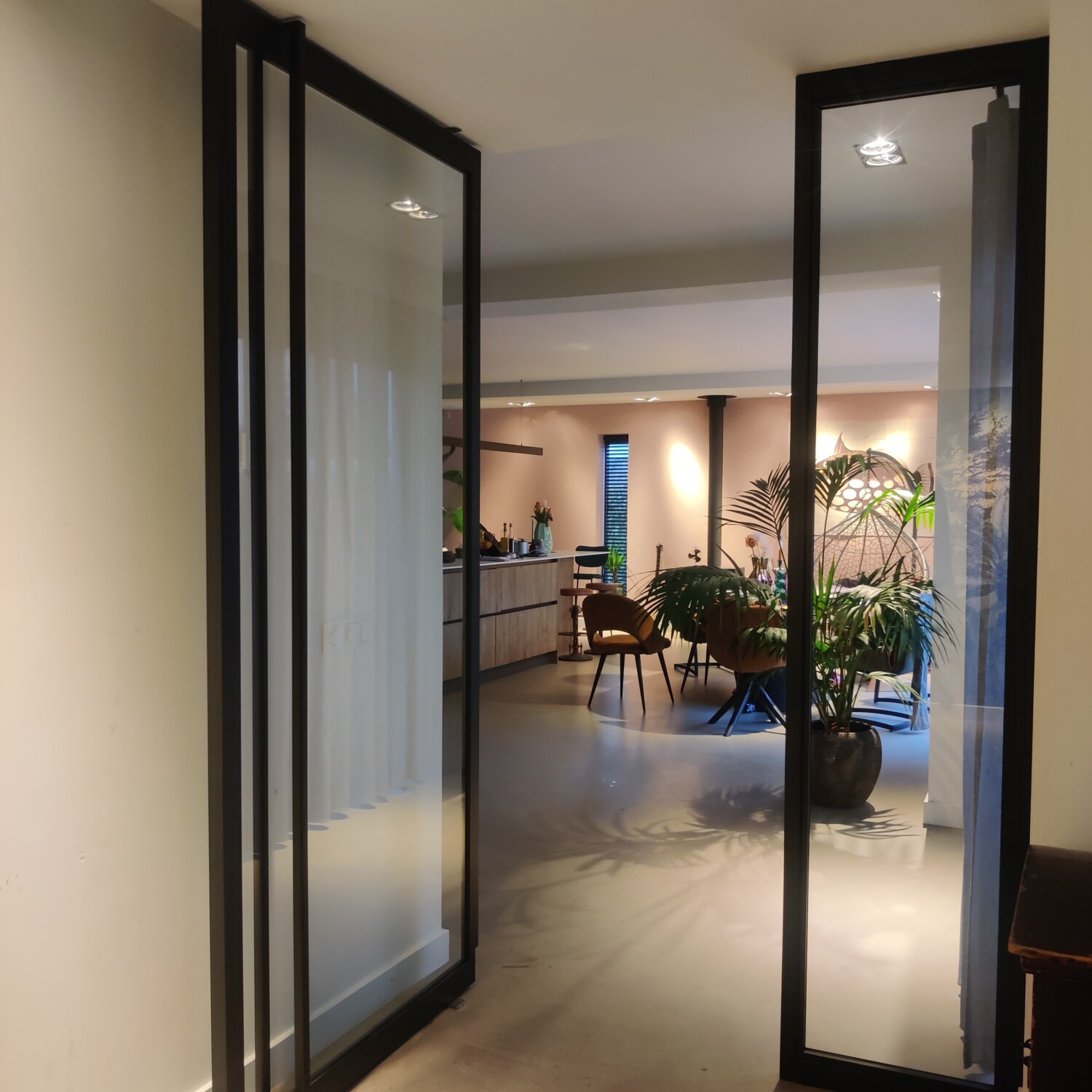 stalen deur met glas in modern huis
