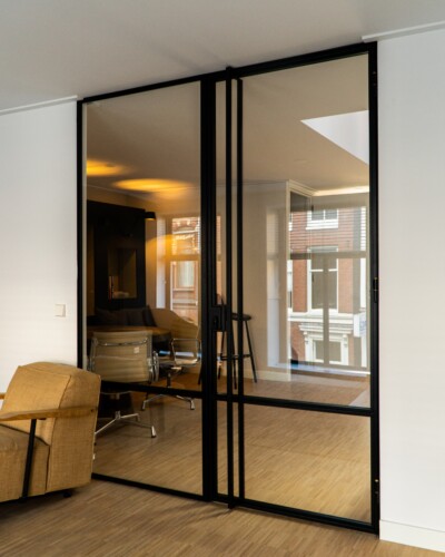 een stalen pui met scharnierdeur