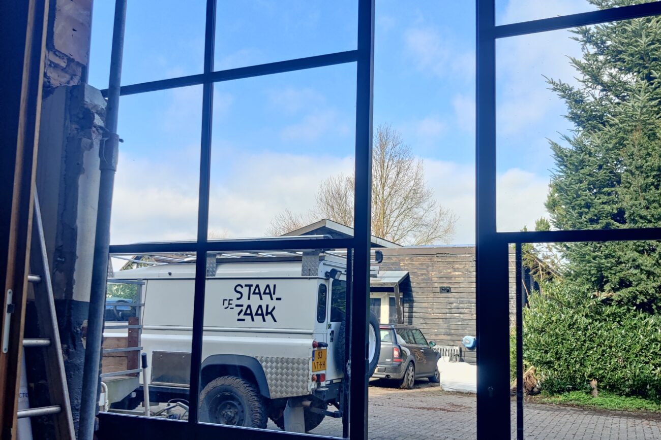 de staalzaak bedrijfsauto buiten de zaak