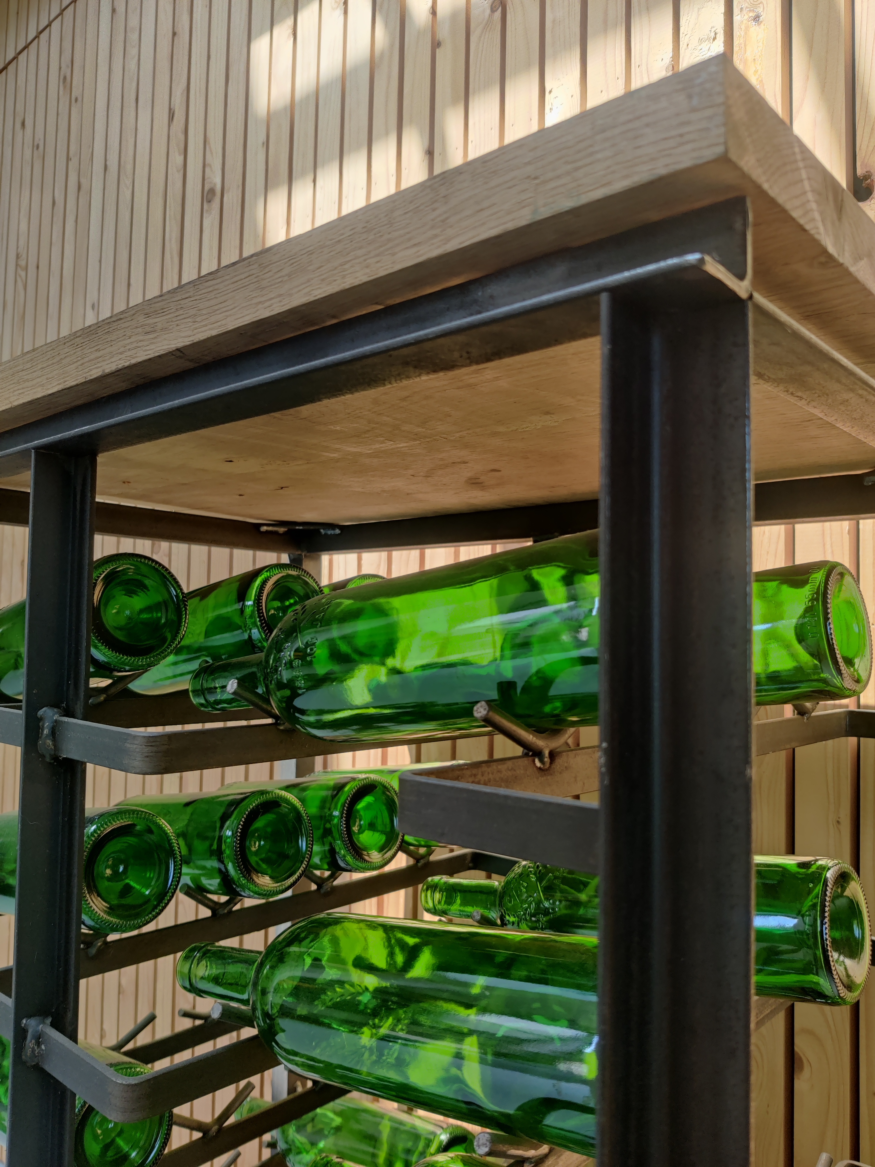 wijnrek van staal closeup