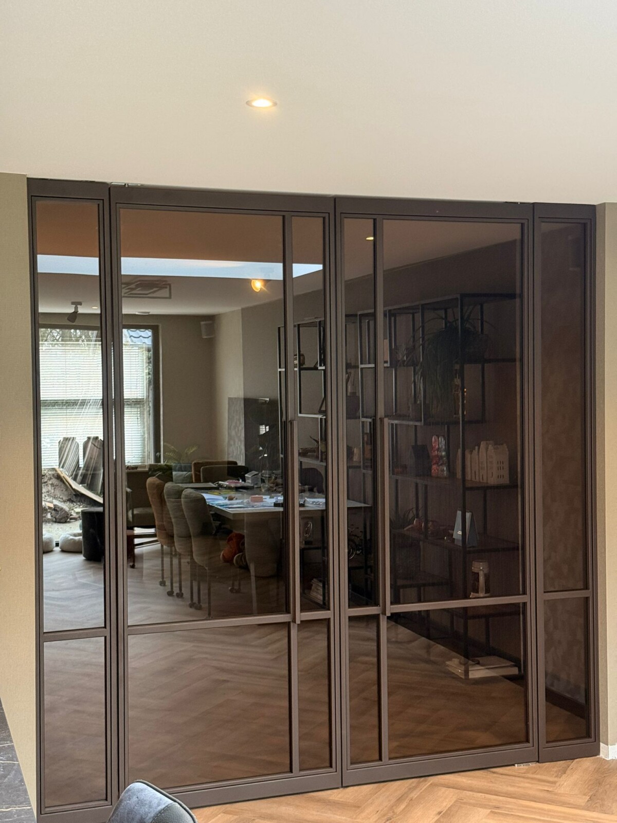 Exclusieve bruine stalen pui met dubbele deuren en getint glas