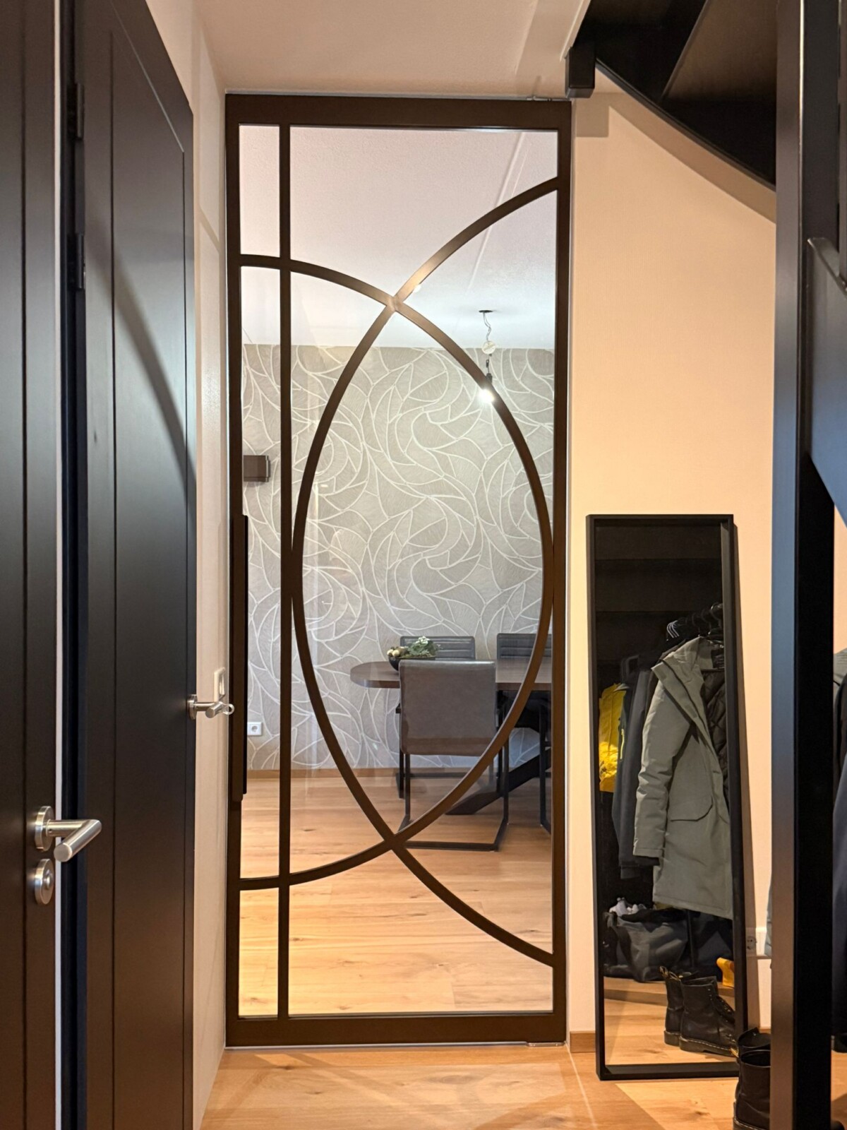 Exclusieve bruine stalen taatsdeur met organisch boogdesign